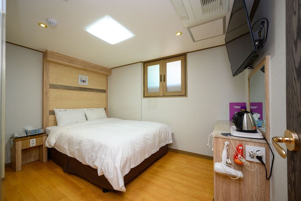 Daeyoung Hotel Seoul Standard Double Room, 1 Queen Bed 6