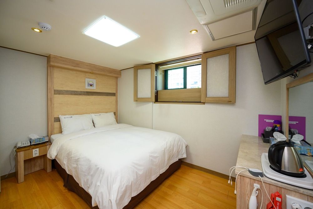 Daeyoung Hotel Seoul Standard Double Room, 1 Queen Bed 3