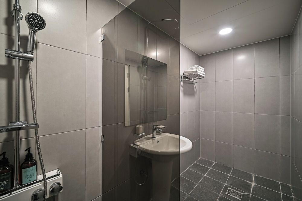 Hotel GonggamGonggan Busan station Deluxe Double Room, 1 King Bed 11