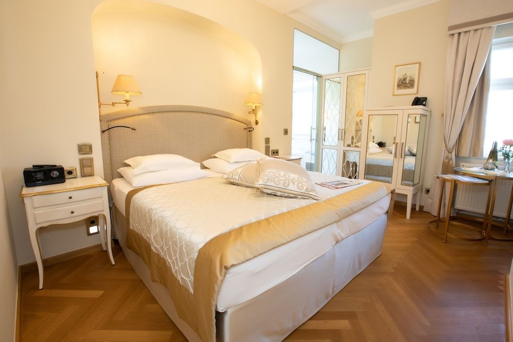 Deluxe Double Room, 1 King Bed, City View, Executive Level