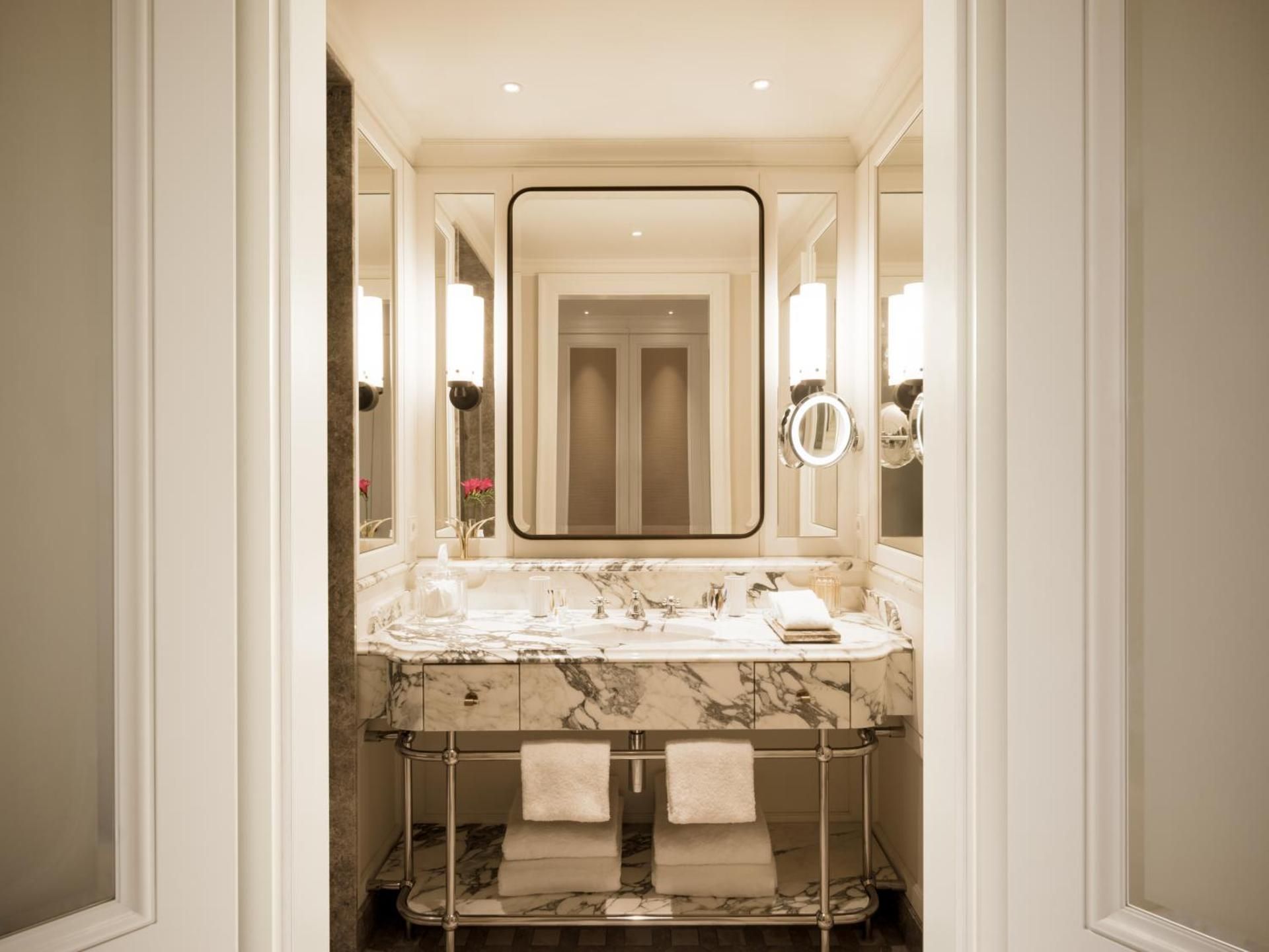 Premier Lakeside Room