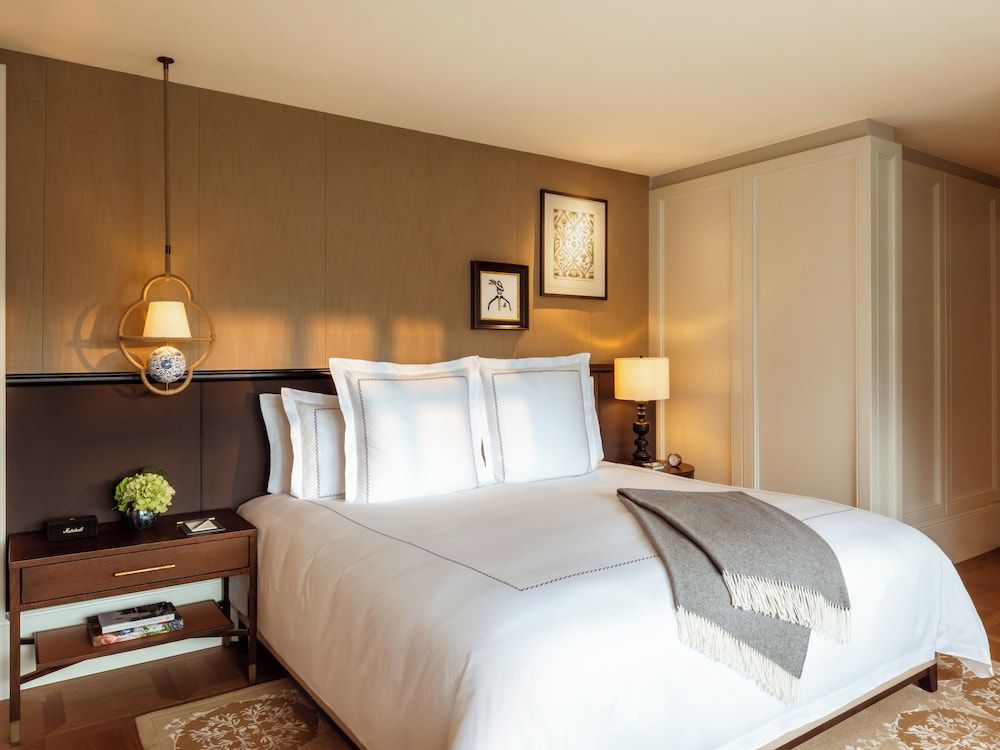 Grand Premier Lakeview Room