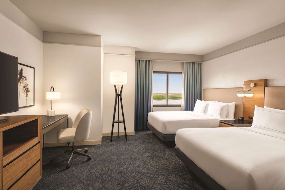 Room, 2 Queen Beds, Pool View