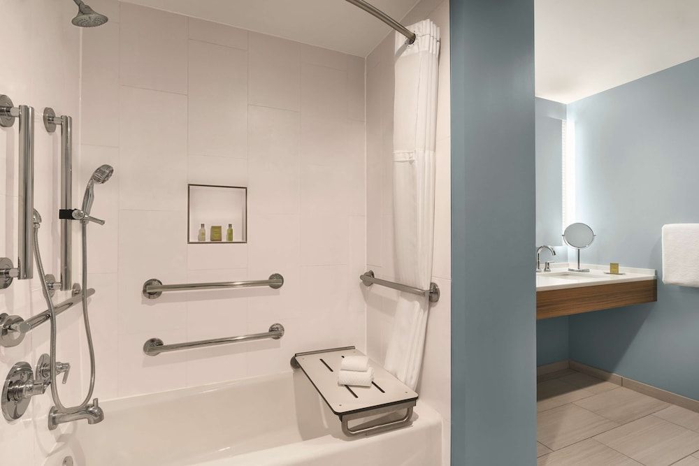 Room, 2 Queen Beds, Accessible, Bathtub