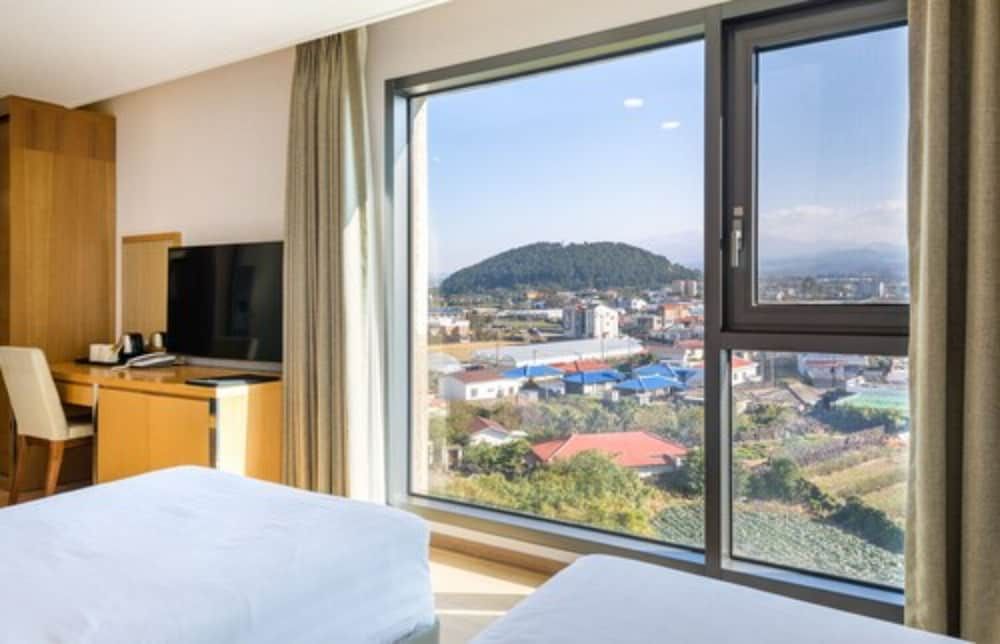 Uni Hotel Jeju Standard Twin Room, Mountain View 6
