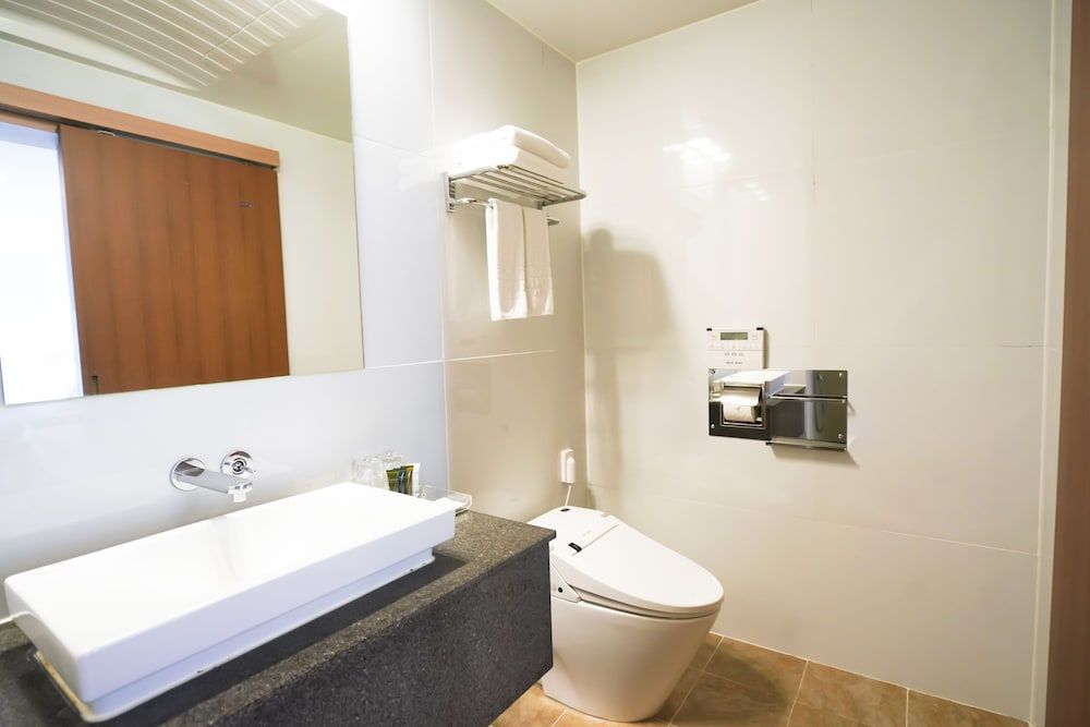 Uni Hotel Jeju Standard Twin Room, Mountain View 8