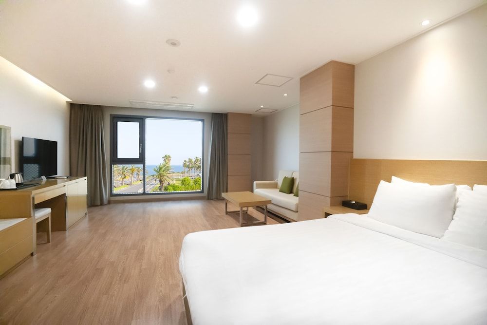 Uni Hotel Jeju Deluxe Double Room, Ocean View 2