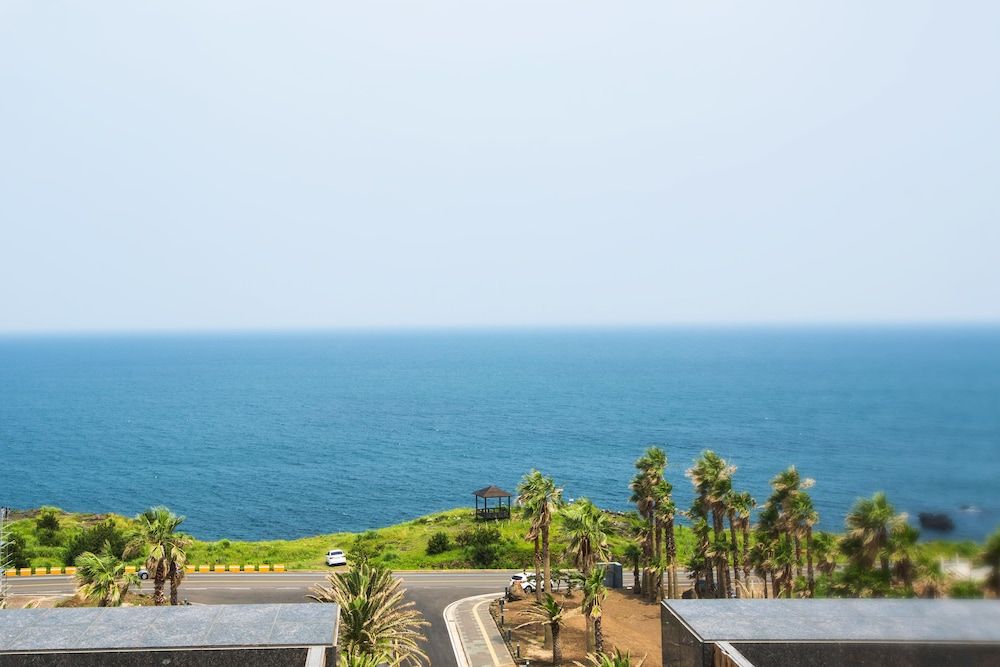 Uni Hotel Jeju Deluxe Double Room, Ocean View 6