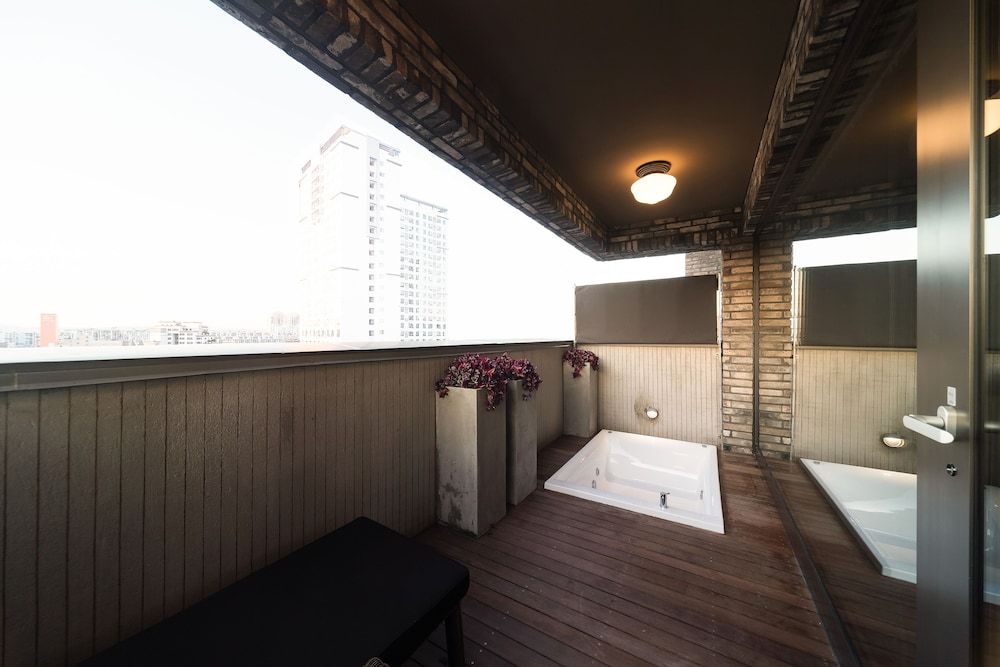 Hotel Museo Suite, Jetted Tub (randomly assign indoor bathtub or not) 9