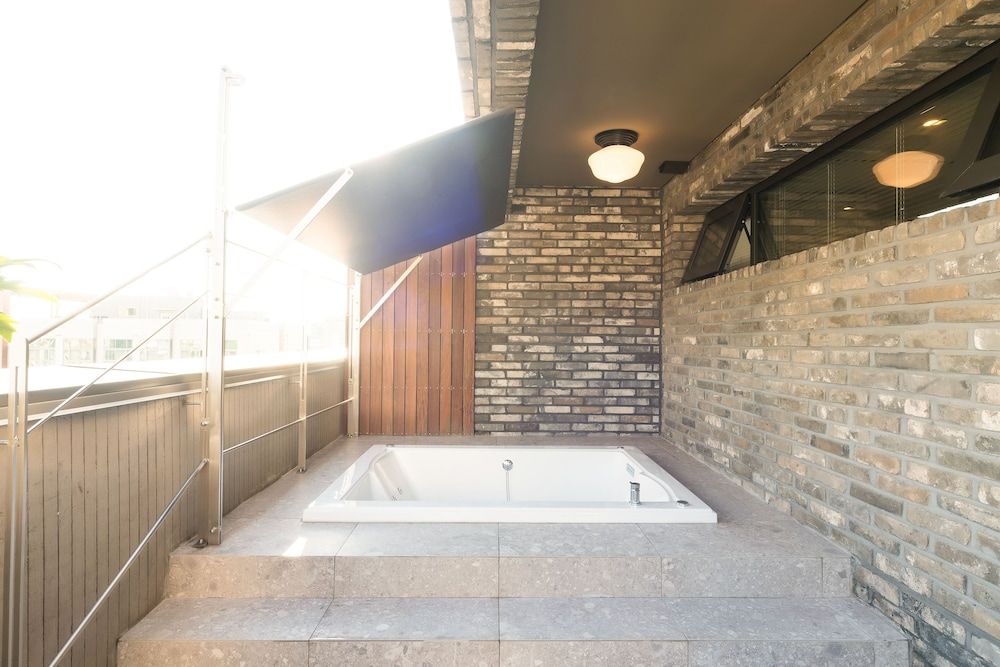 Hotel Museo Suite, Jetted Tub (randomly assign indoor bathtub or not) 7