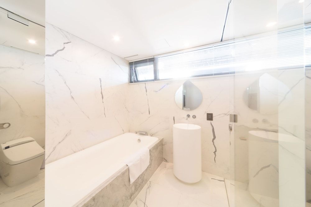 Hotel Museo Suite, Jetted Tub (randomly assign indoor bathtub or not) 8