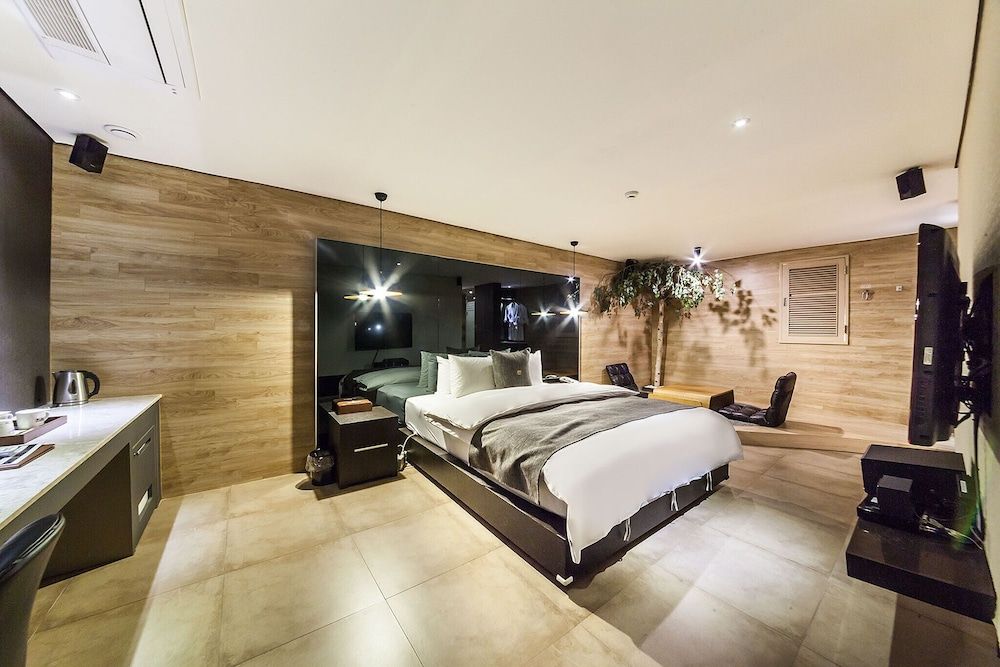 JBIS Hotel Suite Double (Extra fee applies for 2+ consecutive nights stay)