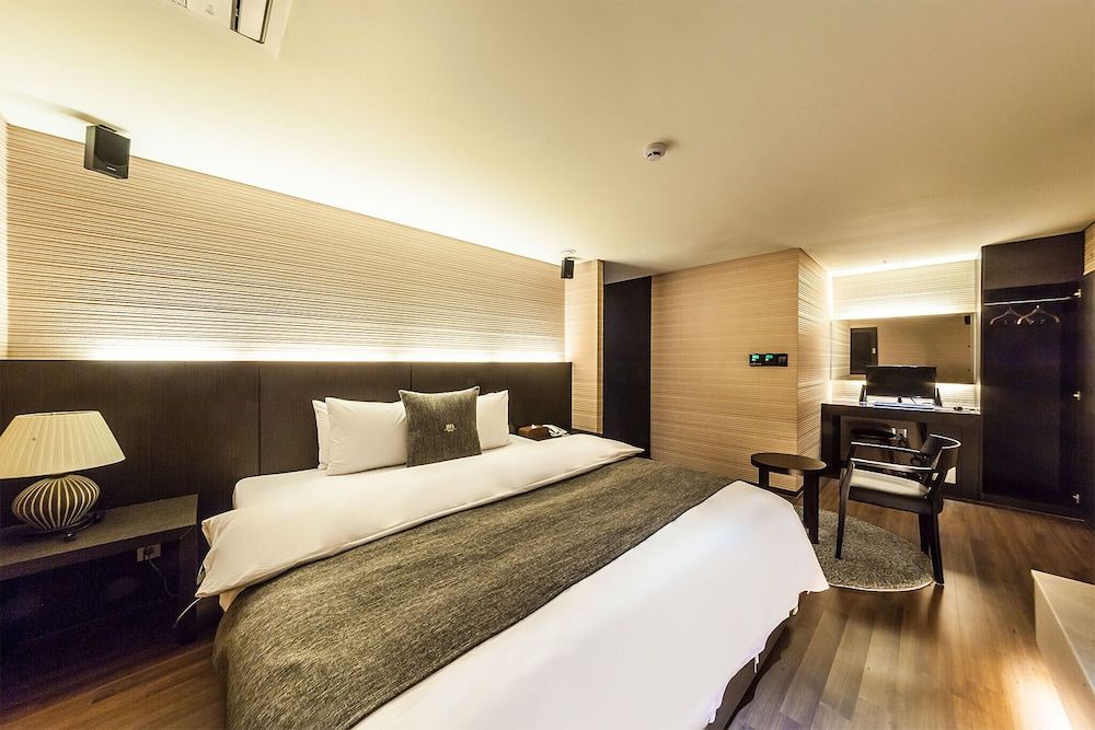 JBIS Hotel Royal Suite (Extra fee applies for 2+ consecutive nights stay) 2