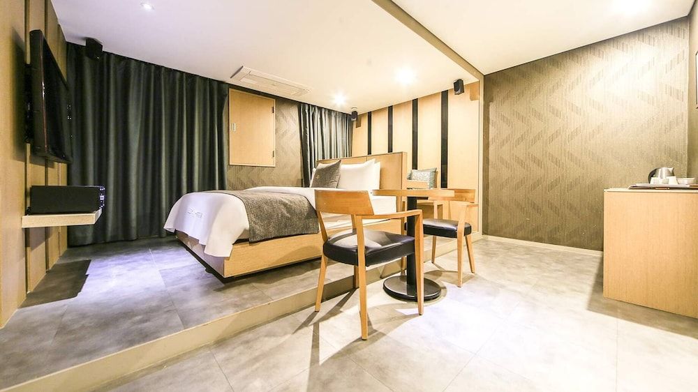 JBIS Hotel Deluxe Room (Extra fee applies for 2+ consecutive nights stay)