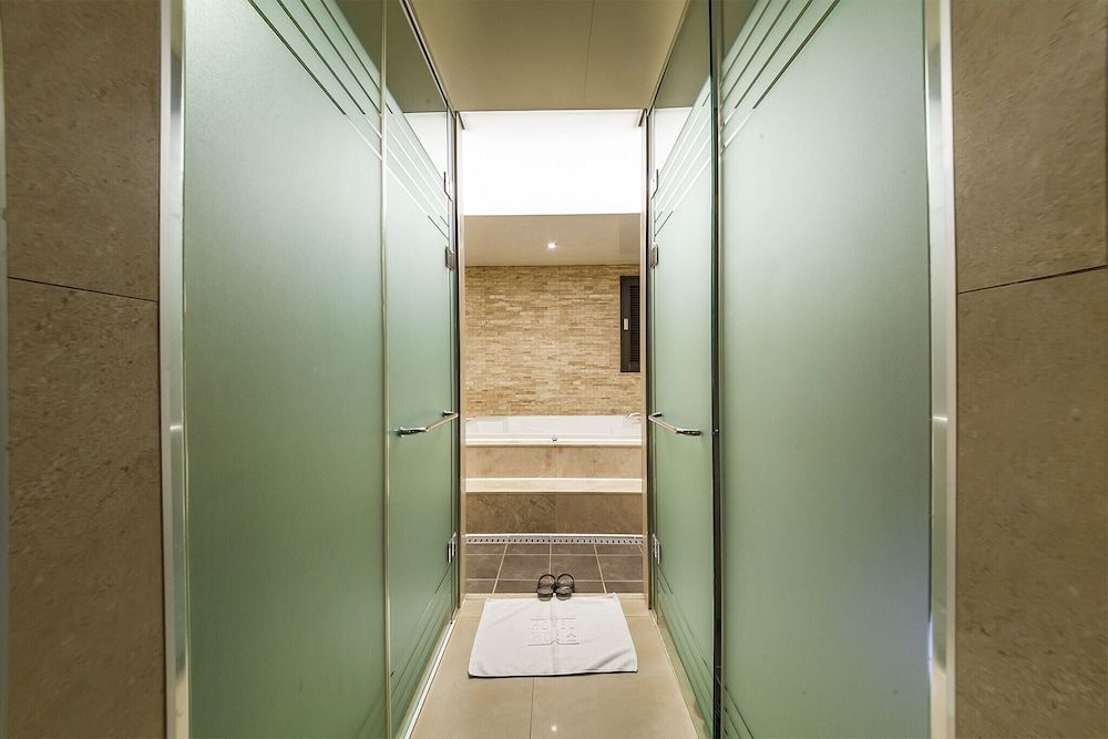 JBIS Hotel Royal Suite (Extra fee applies for 2+ consecutive nights stay) 4