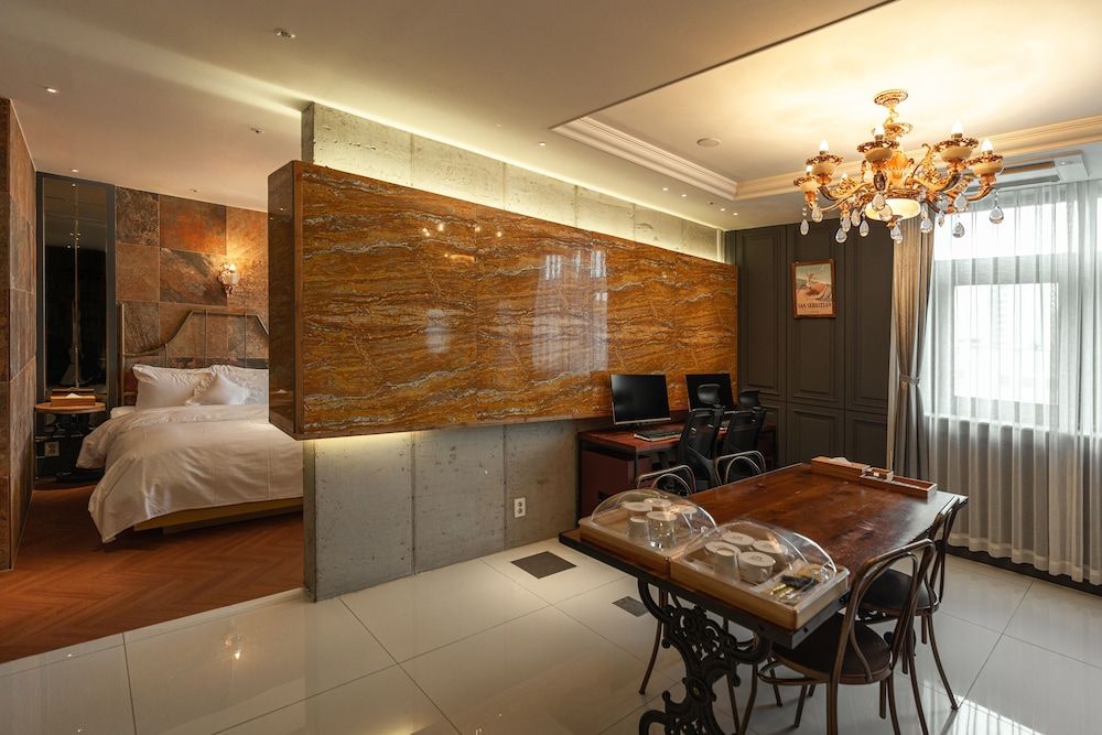 February Hotel The Signature Dongseongro Signature Prestige Family Suite Double Two Beds Breakfast Buffet PKG (46 Square meter) 7