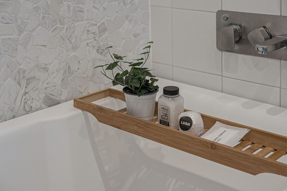 February Hotel The Signature Dongseongro Essential Suite Inclusive