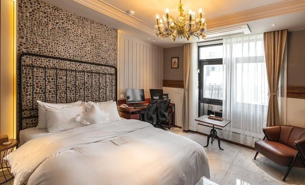 February Hotel The Signature Dongseongro Signature Deluxe NO HDD 2PC Breakfast Buffet PKG for 2 (28 Square meter)