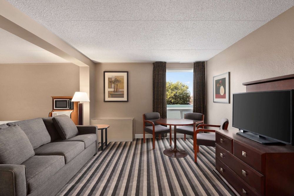 Suite, 1 King Bed, Non Smoking (No pet friendly)