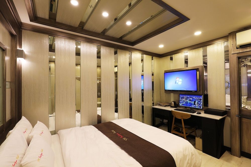 SM Boutique Hotel Standard Room (Check-in: Fri&Sun 8 PM, Sat 10 PM) 2