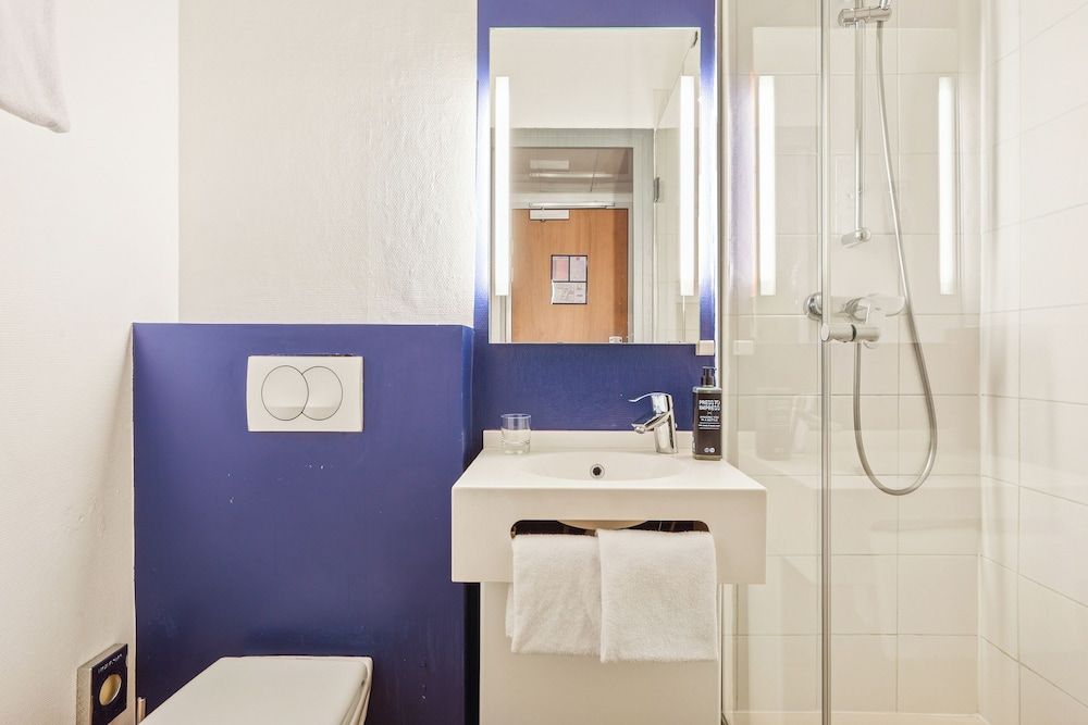 ibis Styles Paris République Standard Room, 2 Twin Beds 8