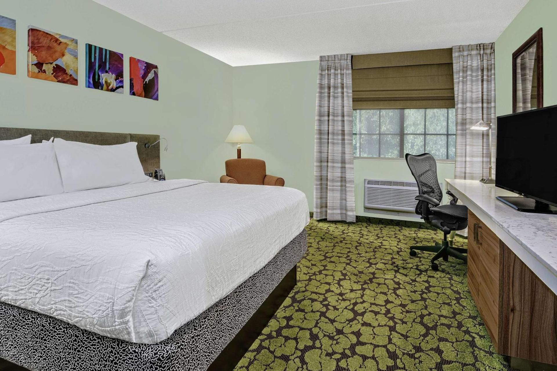 1 KING MOBILITY ACCESSIBLE W/BATHTUB