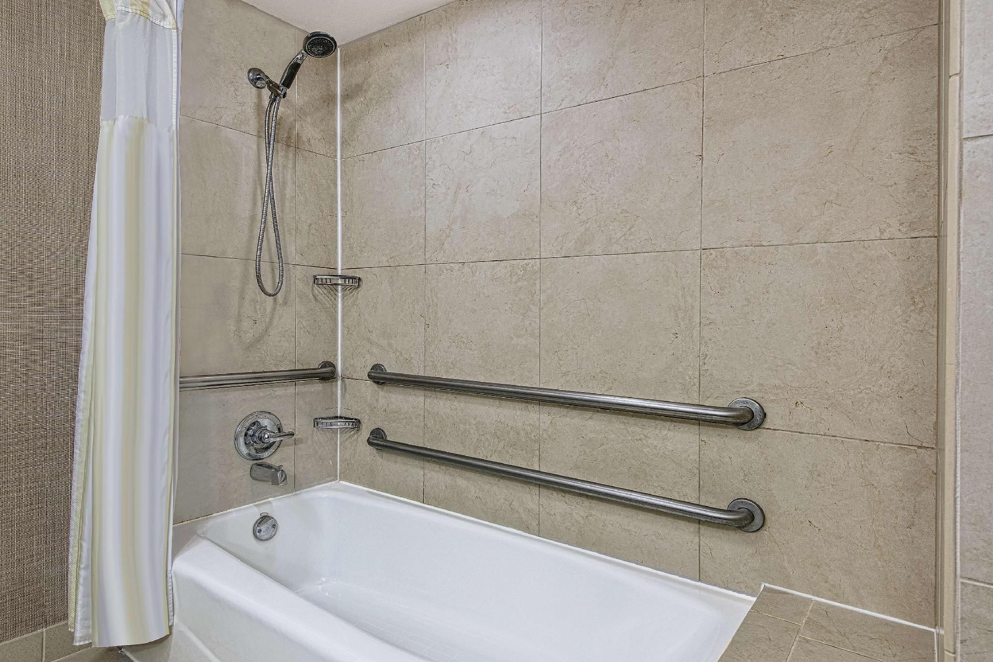2 Queen Mobility Accessible W/bathtub