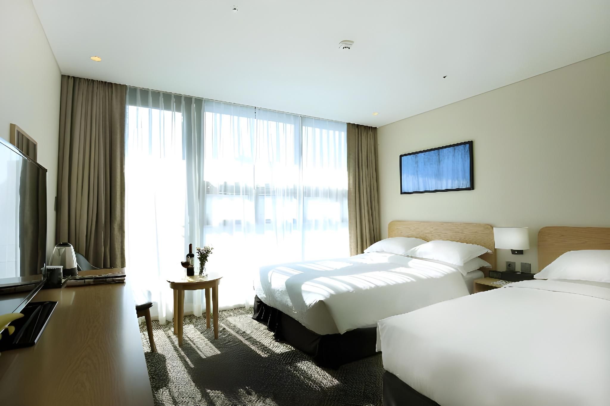 1 Double Bed, Side Sea View