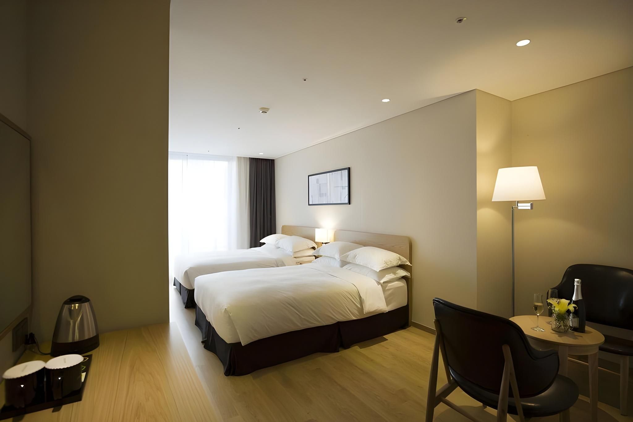 1 Double Bed, Side Sea View