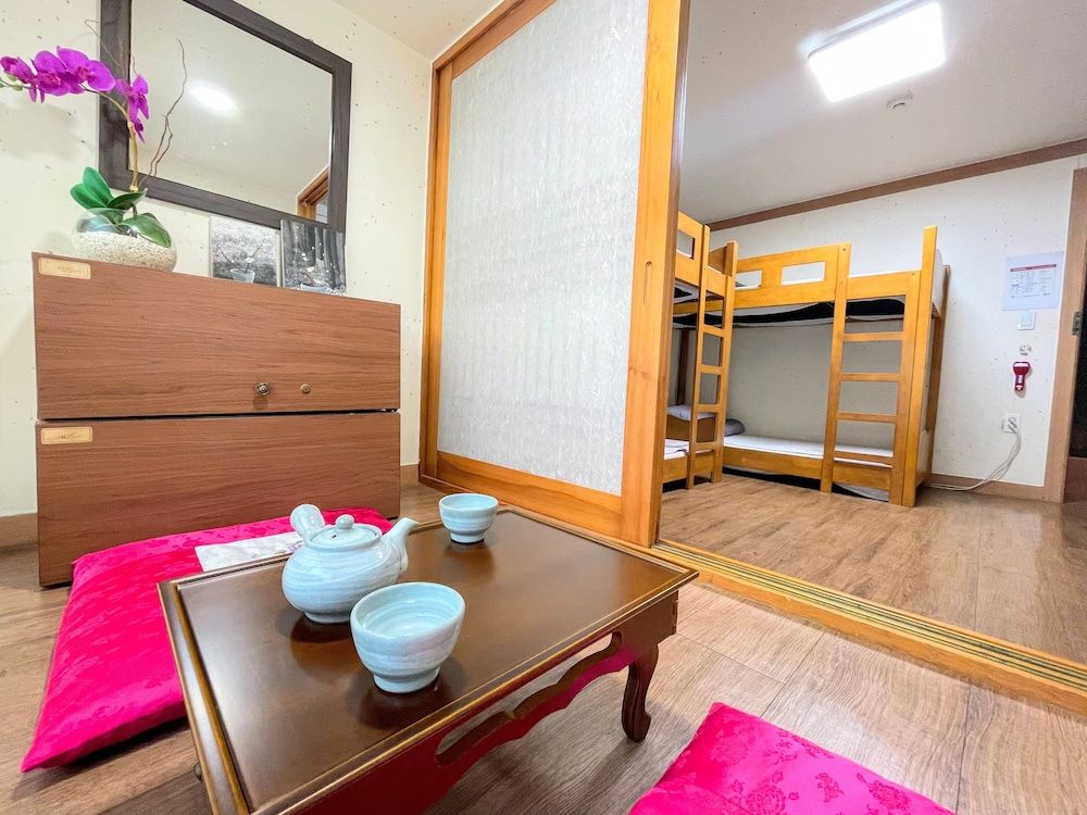 Cocoa Guesthouse Quadruple Room 3