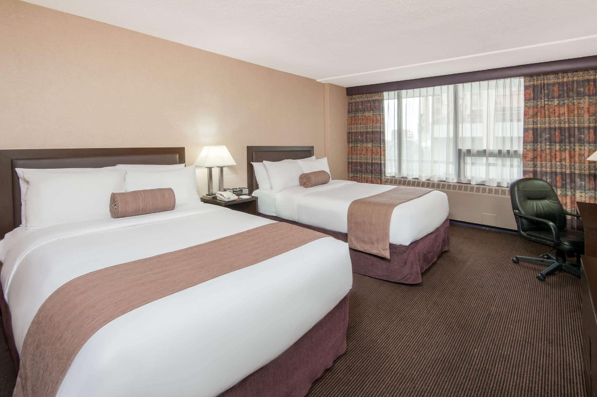 undefined Ramada Plaza by Wyndham Calgary Downtown 7
