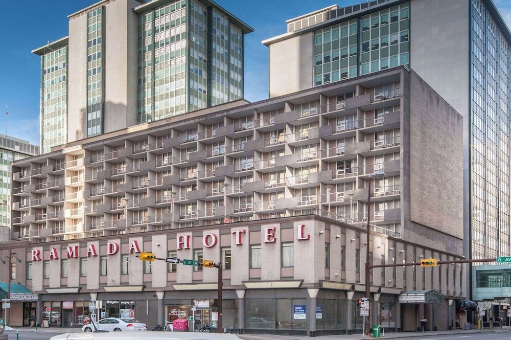 undefined Ramada Plaza by Wyndham Calgary Downtown 2