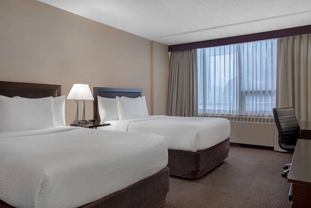 undefined Ramada Plaza by Wyndham Calgary Downtown 2