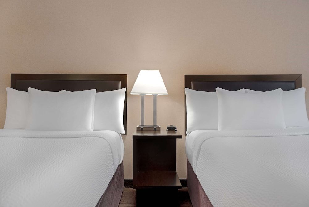 Ramada Plaza by Wyndham Calgary Downtown Room, 2 Double Beds, Non Smoking