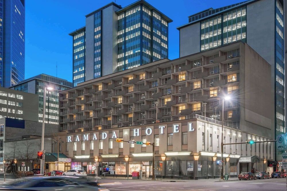 undefined Ramada Plaza by Wyndham Calgary Downtown 4