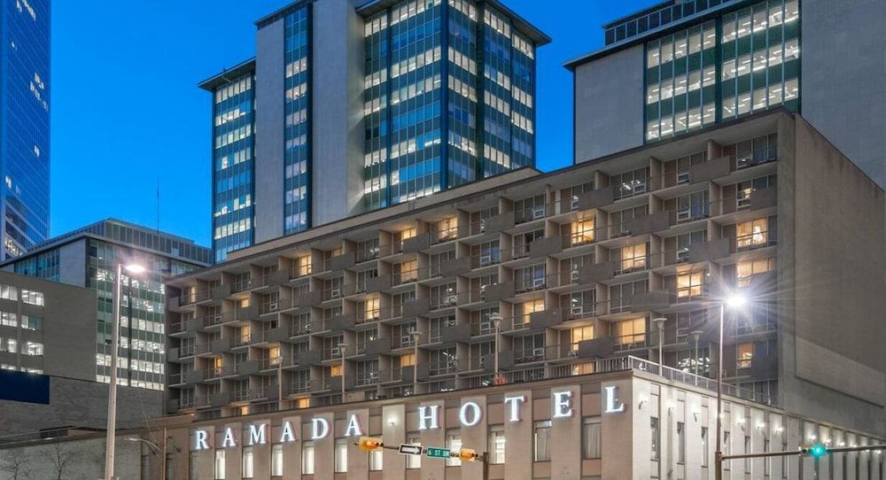 undefined Ramada Plaza by Wyndham Calgary Downtown 3