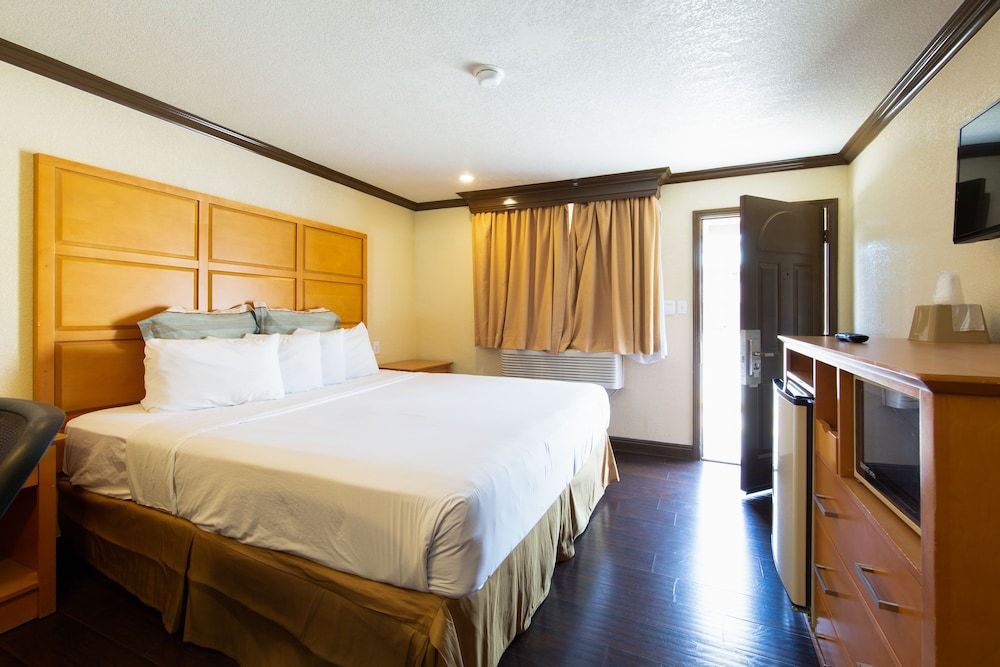Standard Room, 1 Queen Bed