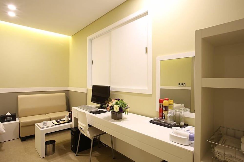 Honors Hotel Deluxe Double Room 8