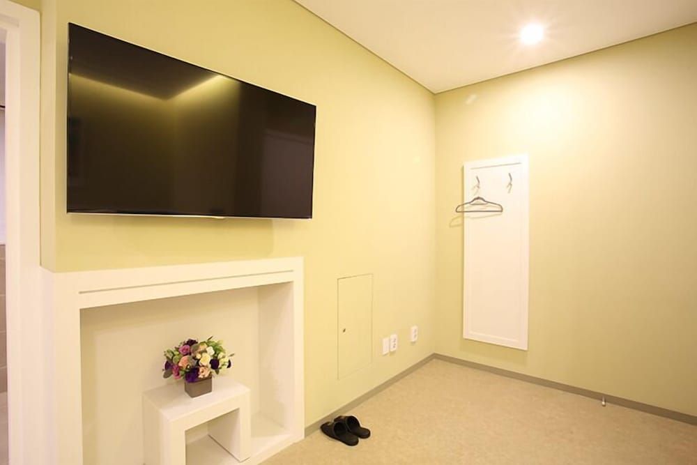 Honors Hotel Deluxe Double Room 9