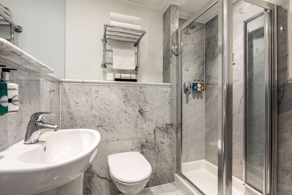 Radisson Blu Hotel, London Tottenham Court Road Standard Twin Room 6