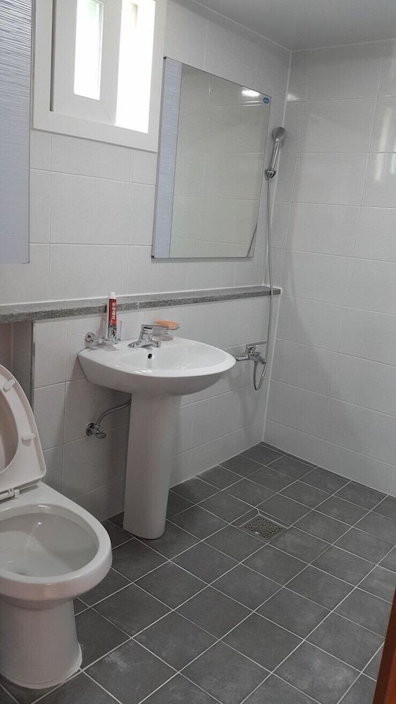 Sirak Pension Room (Whale)