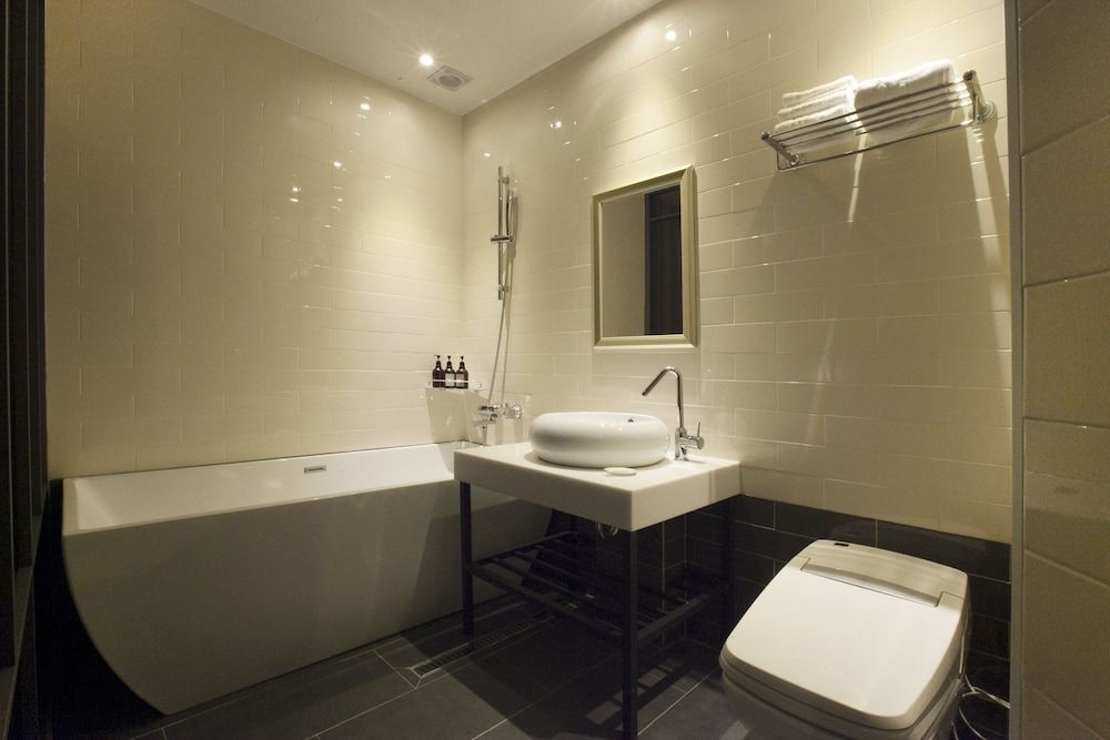 Brown Dot Hotel Twin Room 12