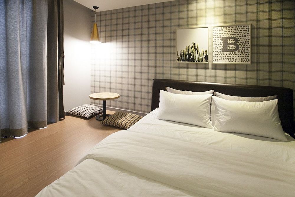 Brown Dot Hotel Deluxe Room 5