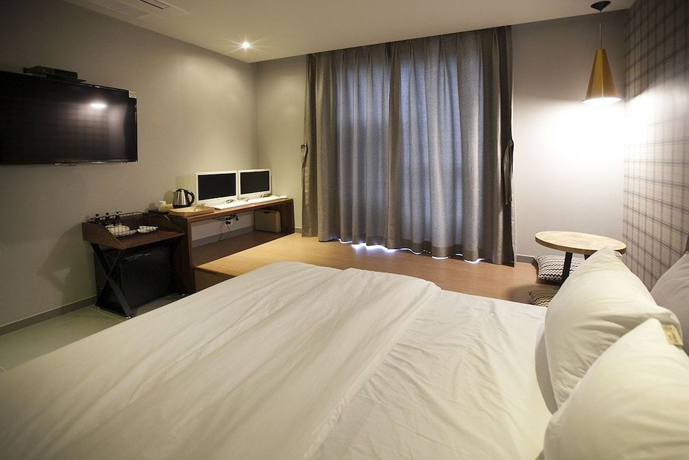 Brown Dot Hotel Deluxe Room 6