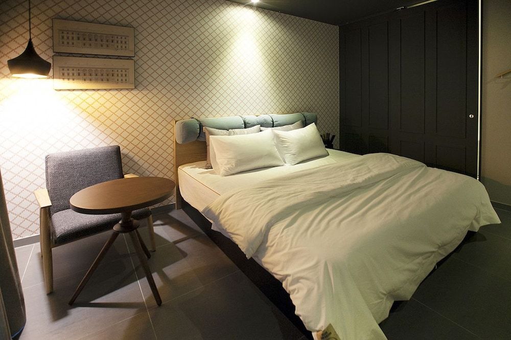 Brown Dot Hotel Deluxe Room 9