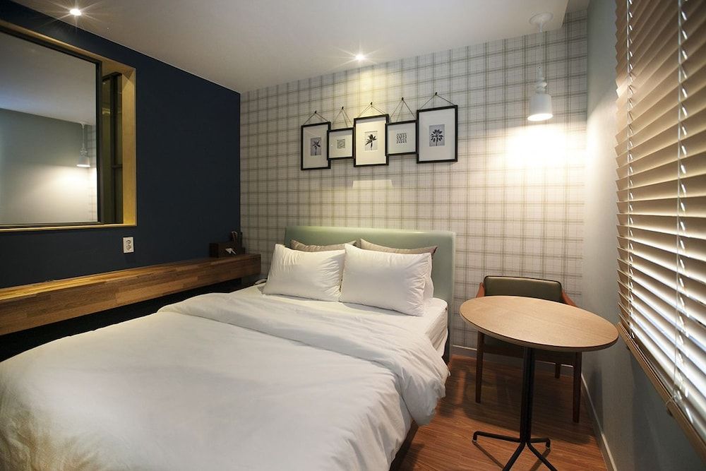 Brown Dot Hotel Standard Room 9