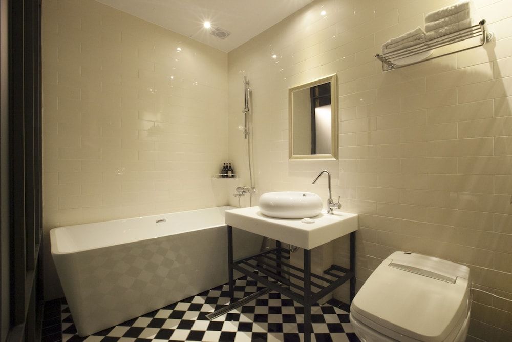 Brown Dot Hotel Twin Room 11