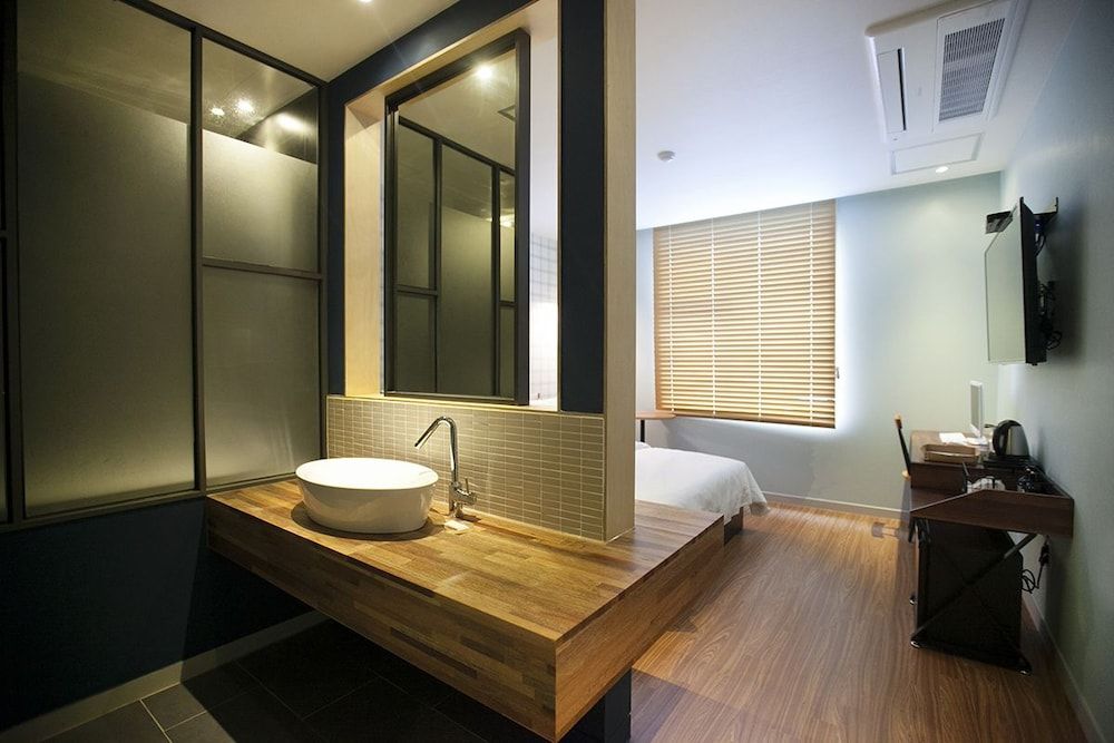 Brown Dot Hotel Standard Room 7