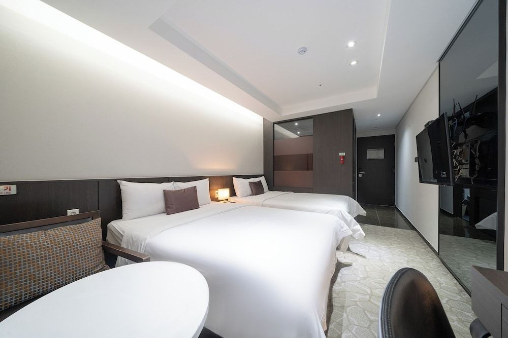 Ramada by Wyndham Yongin Deluxe Premier Twin Room, 2 Double beds 2