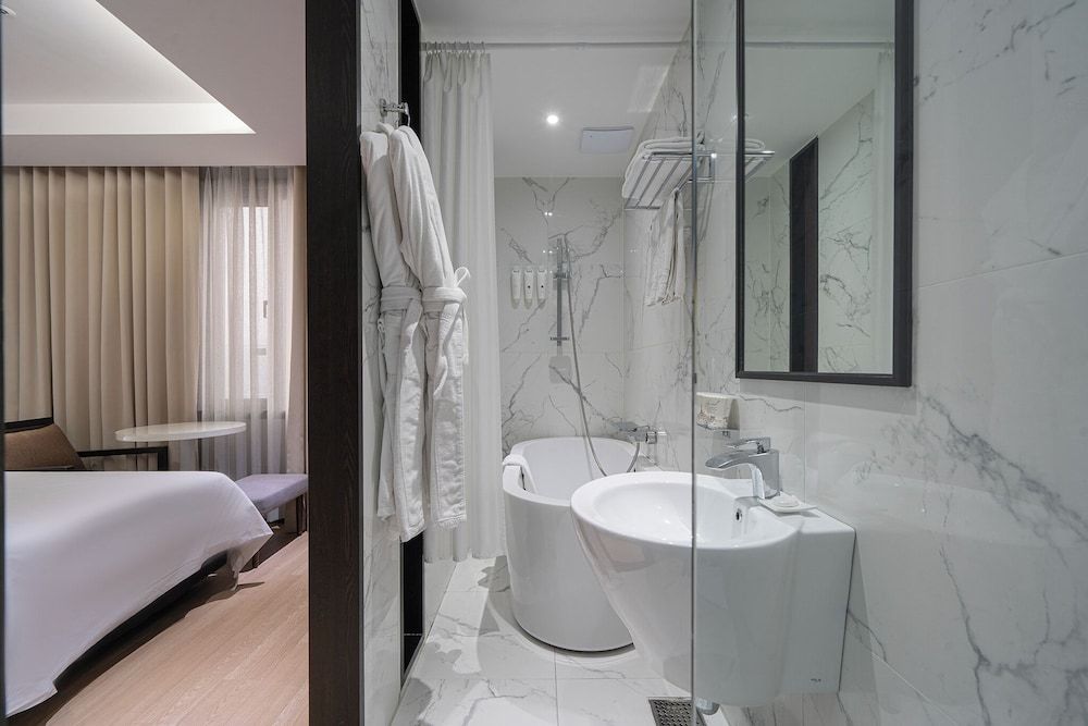 Ramada by Wyndham Yongin Deluxe Twin Room, 2 Twin Beds 3